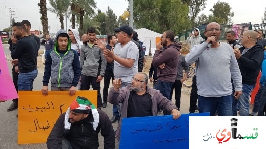 قلنسوة: صاحب المنزل المهدد بالهدم محمد عودة يحاول إحراق نفسه في المسيرة الاحتجاجية